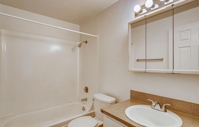 2 beds, 1 bath, 843 sqft, $1,299, Unit 036