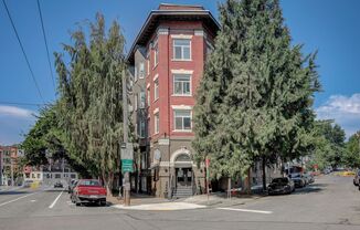 **FURNISHED STUDIO** ACCEPT SHORT-TERM LEASES