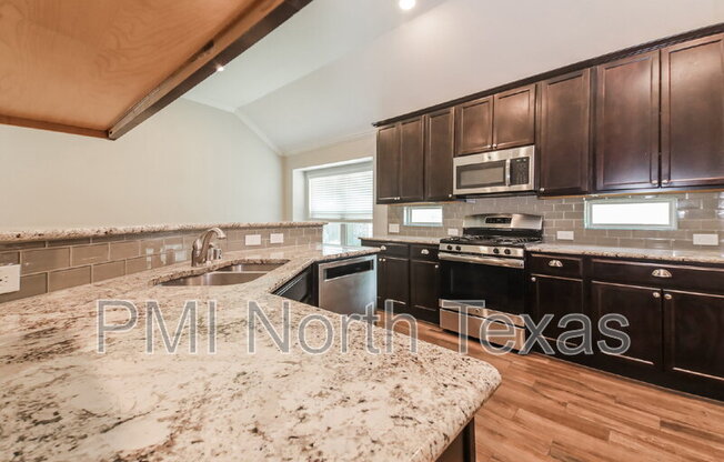 2124 AUSTIN LN