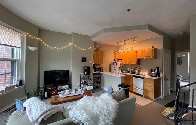 2 beds, 2 baths, $4,400, Unit 7