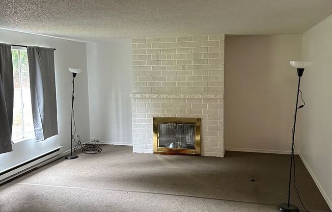 3 beds, 1 bath, $2,295