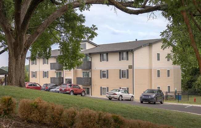A building with cars parked in front of it.