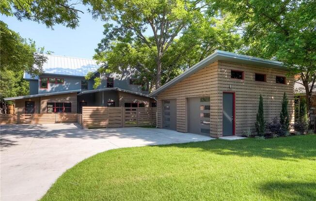 Luxurious 4-bedroom Townhome
