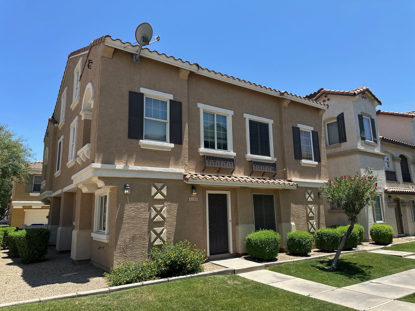 Comfort with Resort-Style Living 2BED/2BATH in Gilbert!  *New WASHER and DRYER**