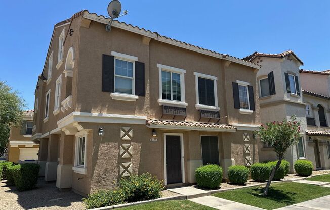 Comfort with Resort-Style Living 2BED/2BATH in Gilbert!  *New WASHER and DRYER**