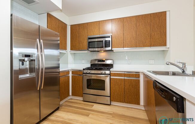 Bayview: Bi-Level 3 Bed 3 Bath w/ Parking, W/D in unit & 2 Balconies