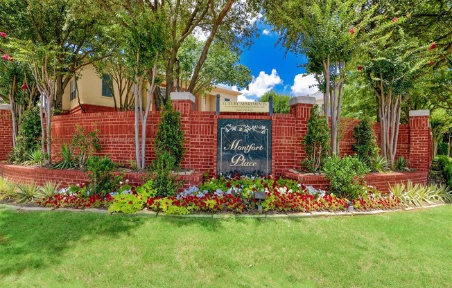 Curb appeal at Montfort Place in North Dallas, TX, For Rent. Now leasing 1 and 2 bedroom apartments.
