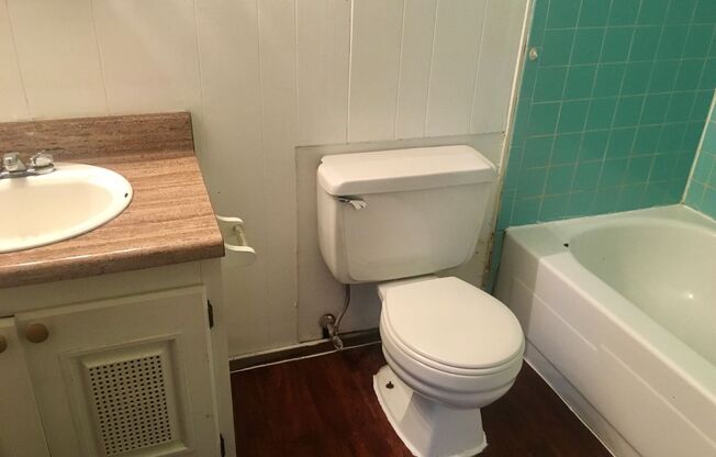 3 beds, 1 bath, 700 sqft, $1,375, Unit 10