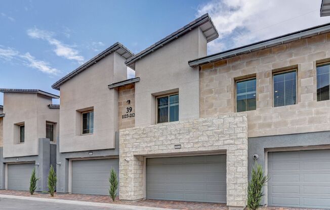 STUNNING Townhome - Strip & Mountain Views