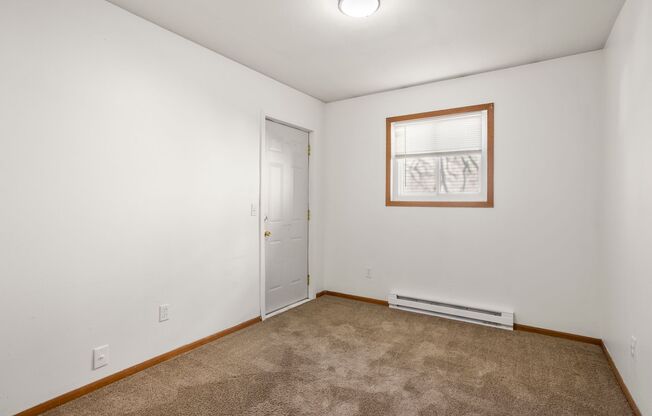 3 beds, 1 bath, $1,300, Unit Upper Unit