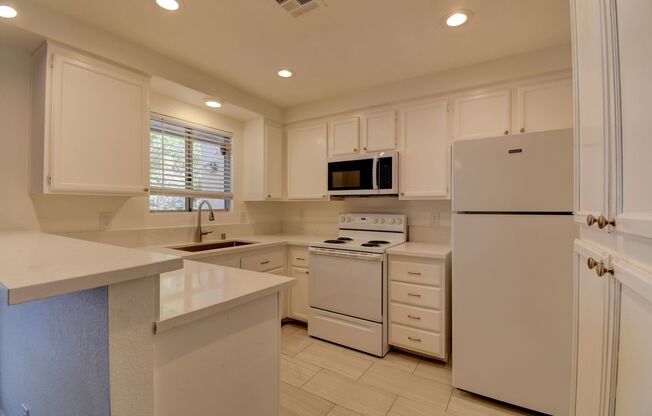 Renovated 2BR/2BA Condo w/ Fireplace, Balcony & In-Unit Laundry — Sunset Bay
