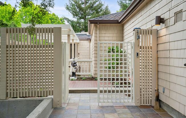 Elegant Los Altos Townhouse Near Redwood Grove & Shoup Park