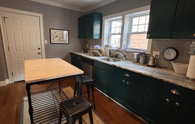 3 beds, 1 bath, 1,250 sqft, $3,200, Unit 2