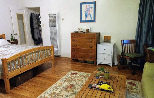 Charming Studio with Hardwood Floors by Meadow Park