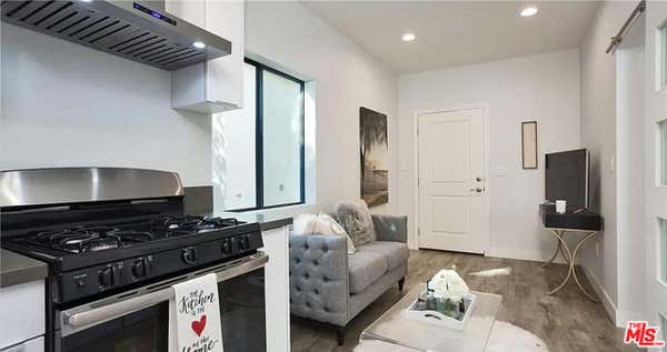 1 bed, 1 bath, 364 sqft, $1,900