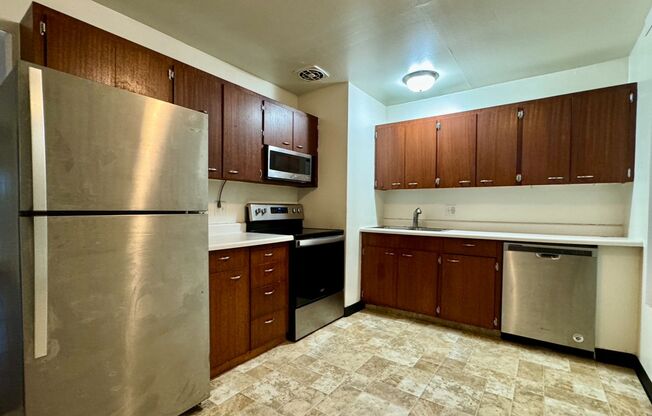 Reed Neighborhood Gem~ Great Natural Light~ Fenced Front Patio~ Onsite Laundry~ Off Street parking~ Pets Welcome