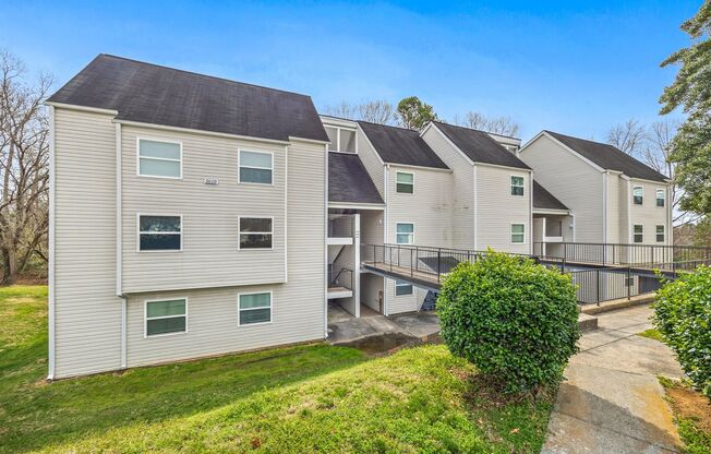Convenient 1 Bedroom, 1 Bath first-floor condo located in Pawtuckett on the Green near the airport in Charlotte!