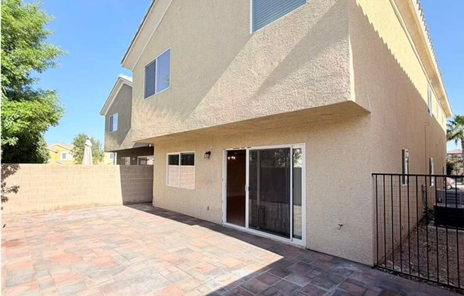4 beds, 3 baths, $2,400
