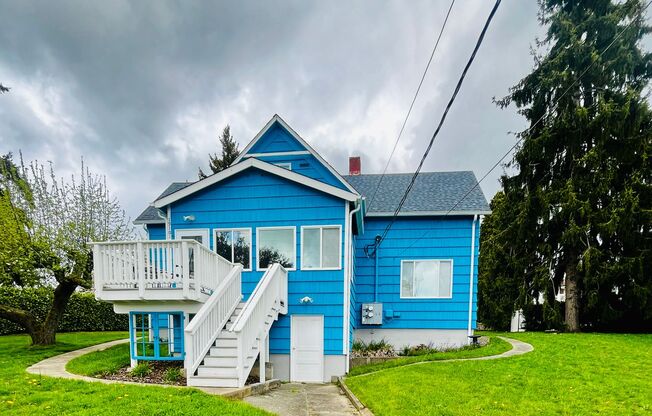 Newly Remodeled Apartment in the Center of Downtown Poulsbo!