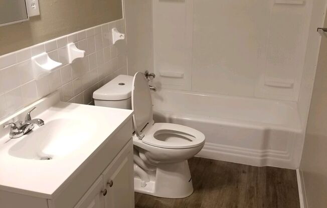 2 beds, 1 bath, 800 sqft, $1,195, Unit 415