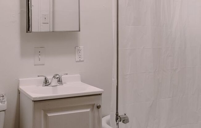 3 beds, 1 bath, 1,086 sqft, $1,595, Unit 307-35