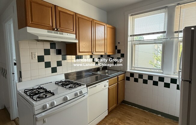 3052 W BERTEAU