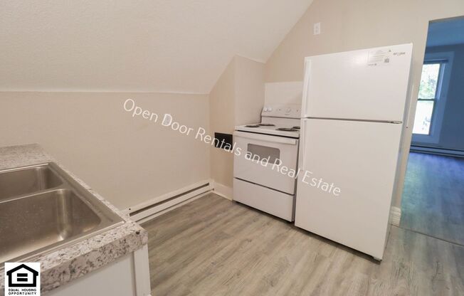 2 beds, 1 bath, 759 sqft, $745, Unit 428 1/2 Lincoln Highway E