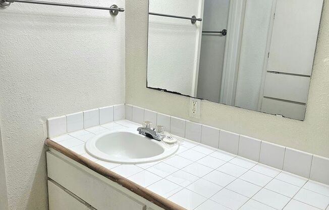 2 beds, 1 bath, 900 sqft, $1,145, Unit ELP2202-333