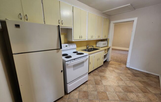 2 beds, 1 bath, $695, Unit 319