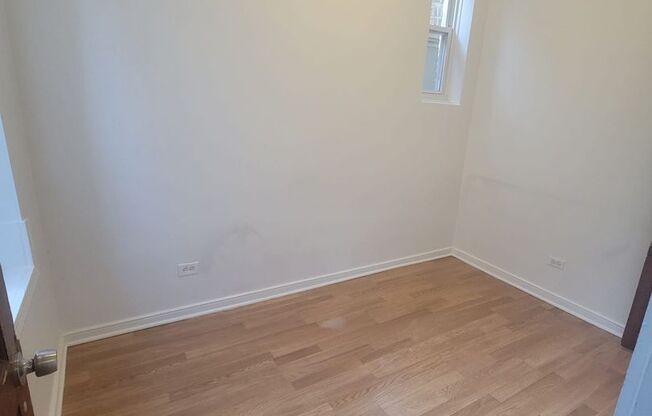 2 beds, 1 bath, $1,300, Unit 2R