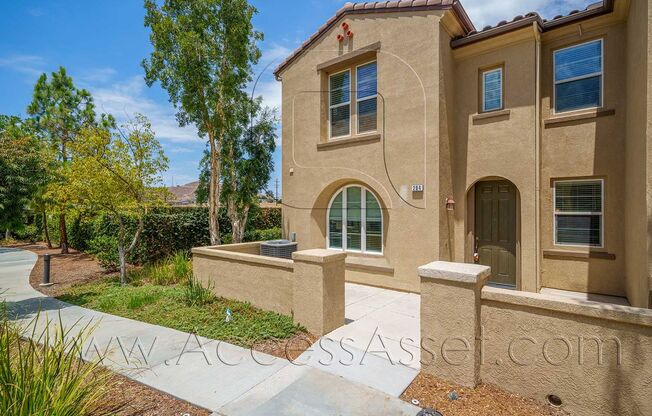 Beautiful 3 Bed/3 Bath Townhouse Walking Distance to Lake Elsinore Storm Stadium!