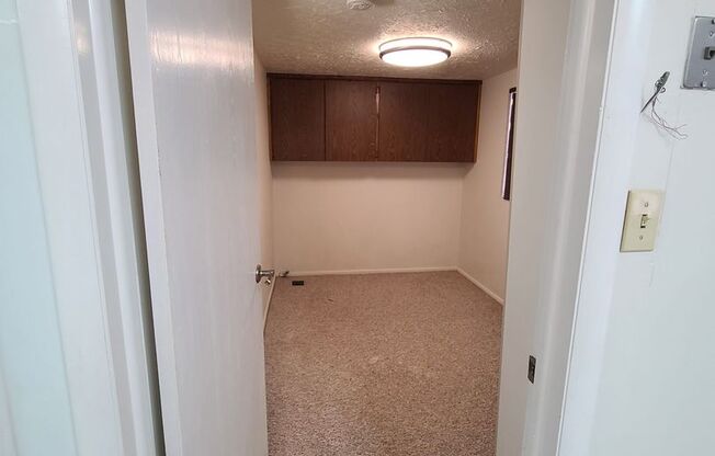 3 beds, 1 bath, 143 sqft, $650