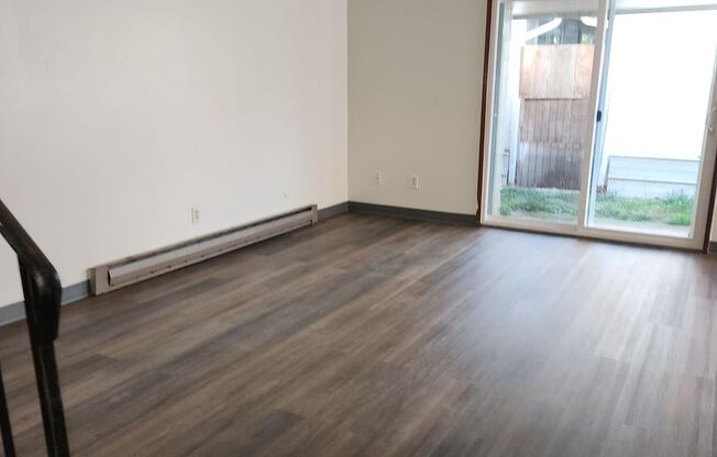 2 beds, 1.5 baths, 1,020 sqft, $1,300, Unit #E