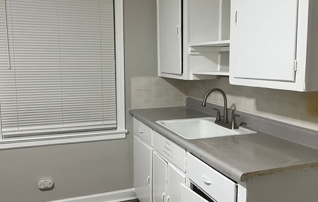 1 bed, 1 bath, 600 sqft, $750, Unit 1326 Medford Ave