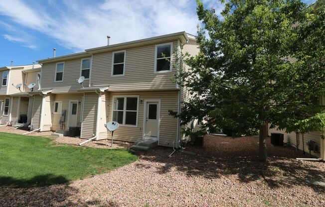 Large End Unit Town Home! 3Bd/2.5ba/AC, 1507sf Near Ft Carson