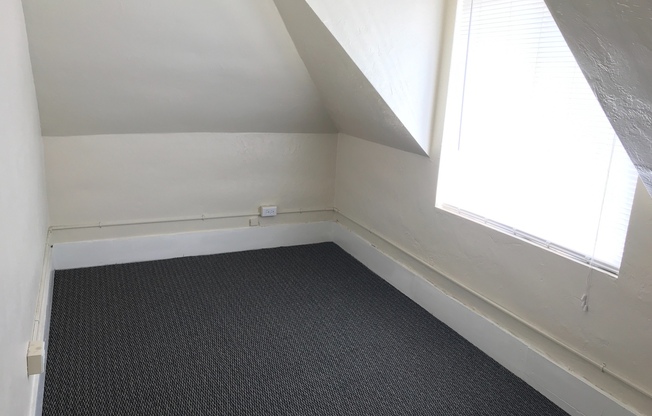 2 Bedroom 1 bath near UO