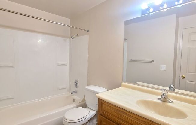 2 beds, 1 bath, $1,095, Unit 303