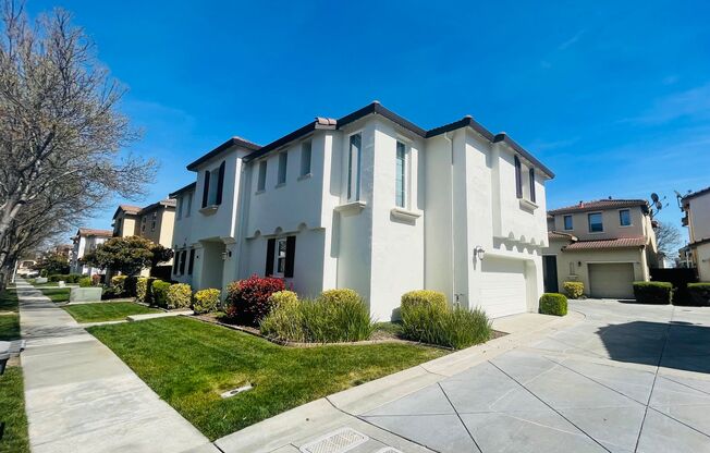 3bed/2.5 bath Home with Bonus Room in West Sac