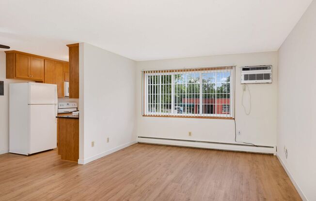 2 beds, 1 bath, $1,300, Unit 11