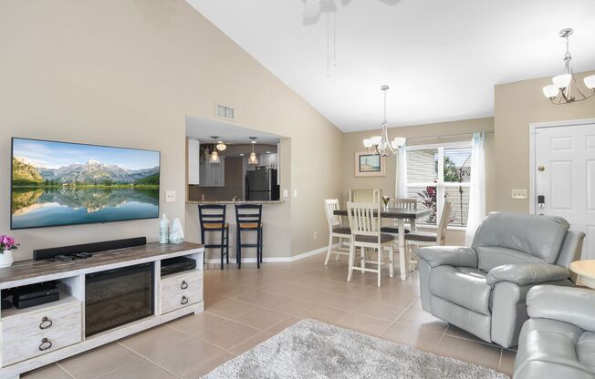 Available June! - Cozy 2/2 Villa in Naples - FURNISHED OR UNFURNISHED