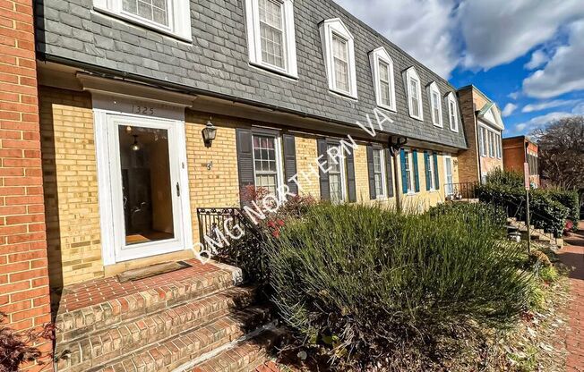 1325 N LYNNBROOK DR
