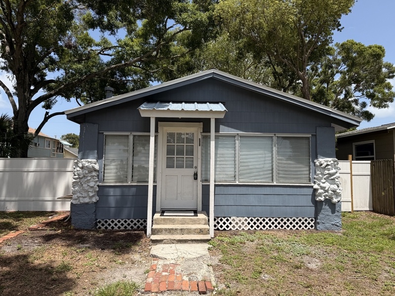 1131 QUEEN N HOUSE ST