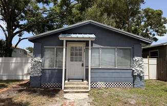 1131 QUEEN N HOUSE ST