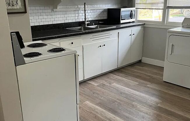 2 beds, 1 bath, $2,499