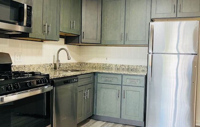 2 beds, 1 bath, 800 sqft, $1,895, Unit 10-12