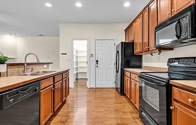 Large 3 Bedroom 2.5 Bath Townhouse in Riverside Subdivision of Raleigh!