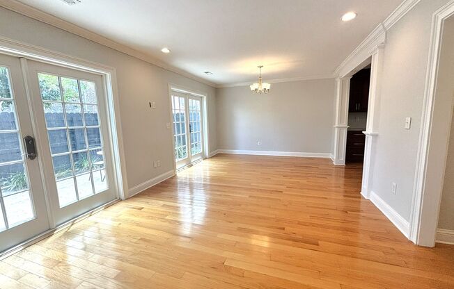 3BD/2.5BA Harleston Village Town Home - Available 8/1/2026- Steps to the Battery, Colonial Lake and King Street!