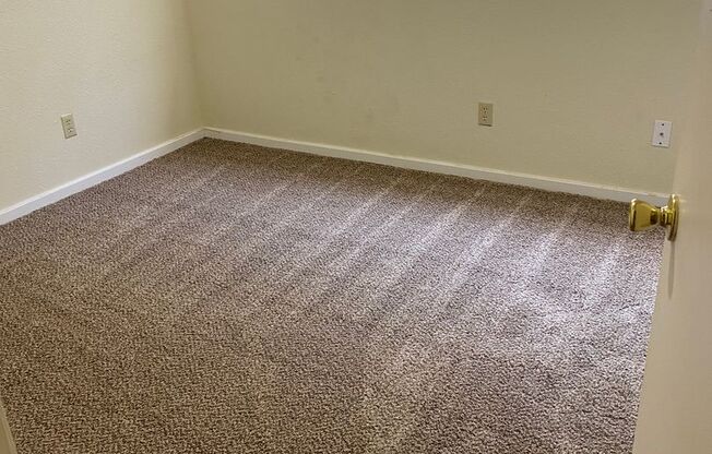 2 beds, 1 bath, 710 sqft, $850, Unit E-2