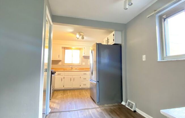 Split Level 3 Bed/1.5 Bath Home - Quiet Street- Available May 10th!