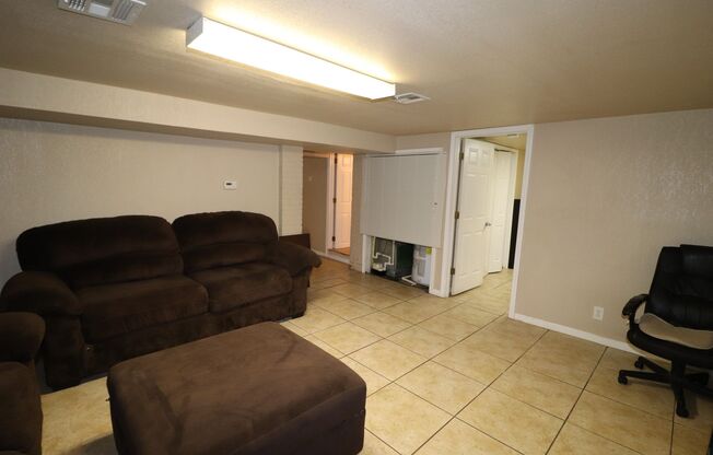 2 beds, 1 bath, $600, Unit 1